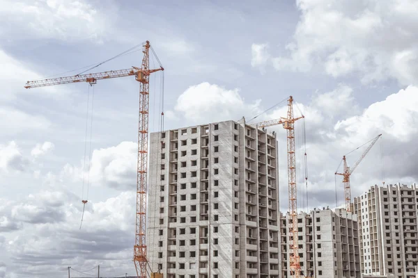 Gebouw meerdere verdiepingen huizen en hoist kraan — Stockfoto