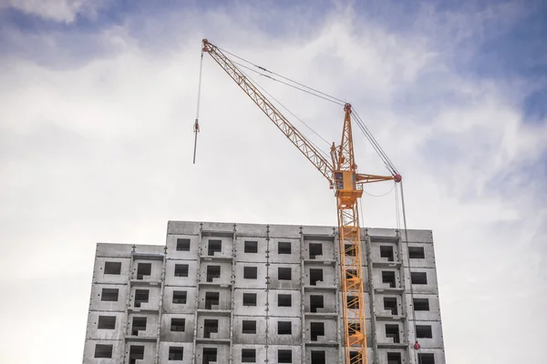 Construction of houses and high-rise crane — Stock Photo, Image