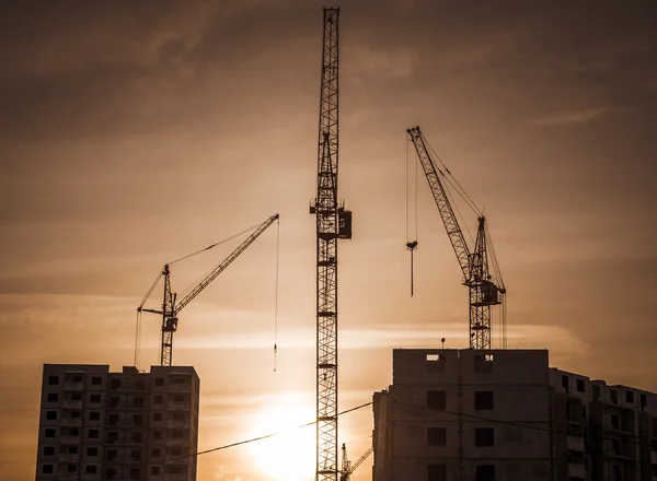 Byggandet av nya skyskrapa och byggnaden kranen — Stockfoto
