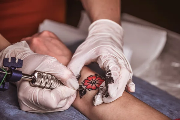 Крупним планом руки художника татуювання — стокове фото
