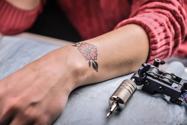 Máquina de tatuaje y mano —  Fotos de Stock