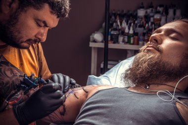 Tattooer dövme dövme salonu yapar.