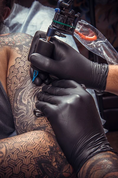 Professional tattooist showing process of making a tattoo in tattoo studio — Stock Photo, Image