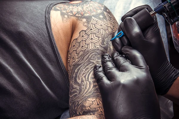 Professional tattooer working tattooing in tattoo studio — Stock Photo, Image