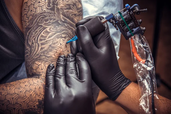 Maestro haciendo tatuaje en salón de tatuajes —  Fotos de Stock