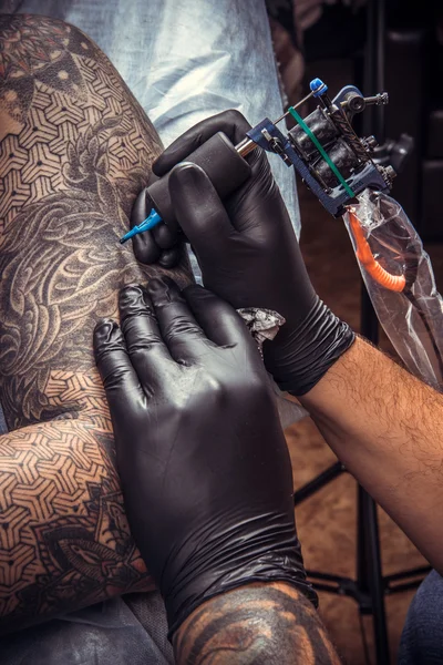 Tatuagem profissional funciona no salão — Fotografia de Stock