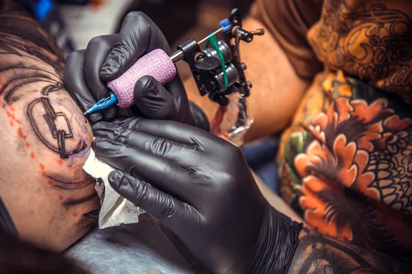 Tattoo master makes cool tattoo in tattoo studio — Stock Photo, Image