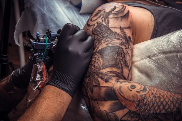 Master working tattooing in tattoo studio — Stock Photo, Image