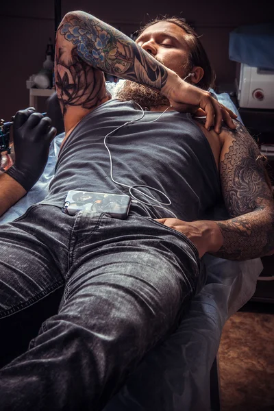 Professionele tatoeëerder doen taptoe in salon — Stockfoto