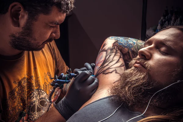 Tatueraren skapa tatuering i tatuerare — Stockfoto