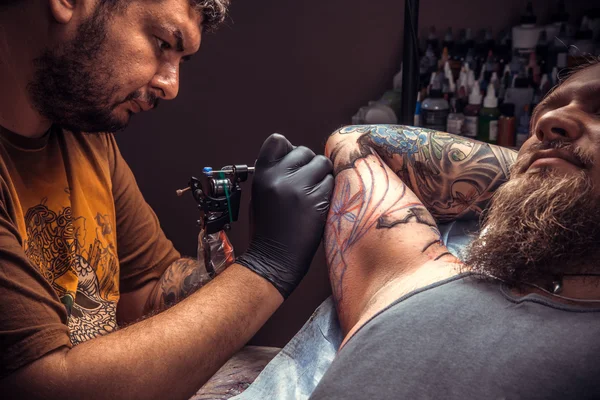 Tatuagem profissional criar tatuagem no salão — Fotografia de Stock