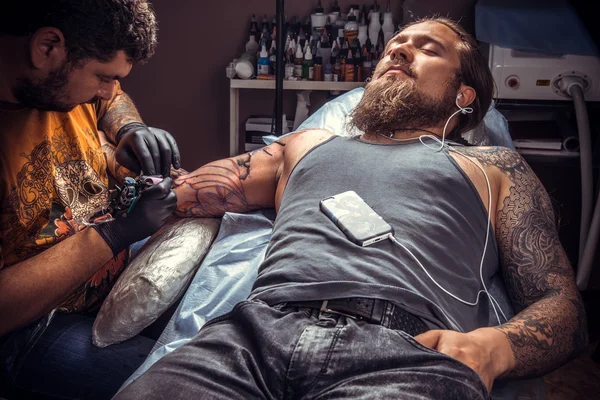 Ember kesztyűben pózol tetováló szalon — Stock Fotó