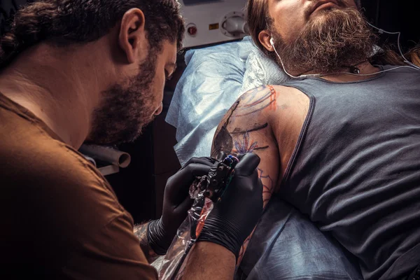 Professzionális tetováló művész dolgozik, tetoválás, tetováló Studió — Stock Fotó