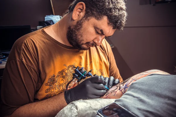 Tetování, specialista na práci v salonu — Stock fotografie