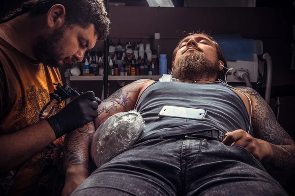 Professionell tatuerare gör tatuering bilder i tattoo studio — Stockfoto