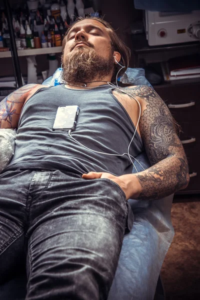 Artista de tatuagem profissional no trabalho em estúdio — Fotografia de Stock