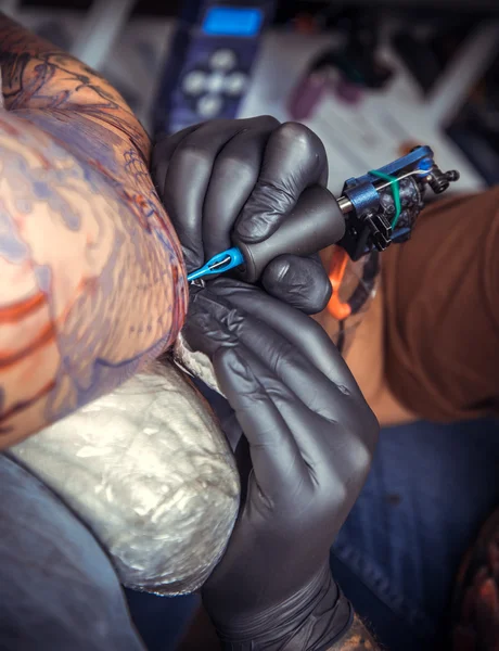 Mästaren gör cool tatuering i salong — Stockfoto