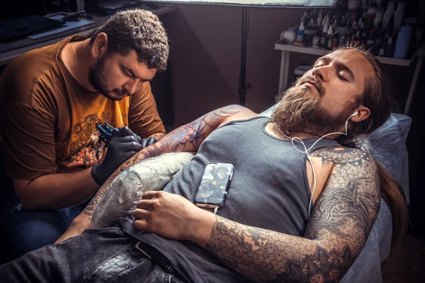 Master poserar i tattoo studio — Stockfoto