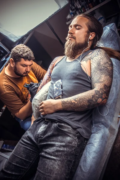 Professionell tatuerare att göra en tatuering i tattoo studio — Stockfoto