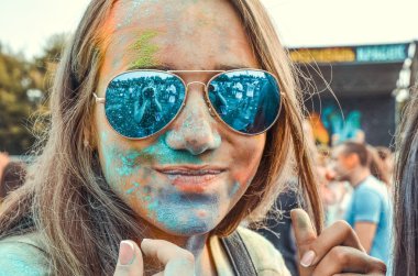 Penza, Rusya - 6 Eylül 2015: Holi festival Rusya'da boya kaplı gençler