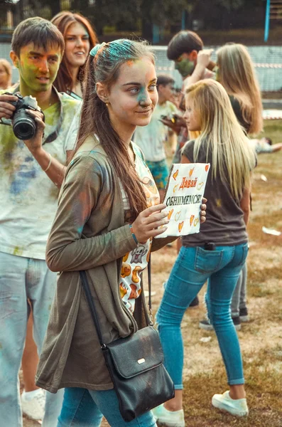 PENZA, RÚSSIA - SETEMBRO 6, 2015: Jovens celebram festival de cores Holi — Fotografia de Stock