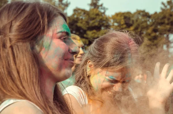 PENZA, RÚSSIA - SETEMBRO 6, 2015: Jovens cobertos de tinta no festival Holi — Fotografia de Stock