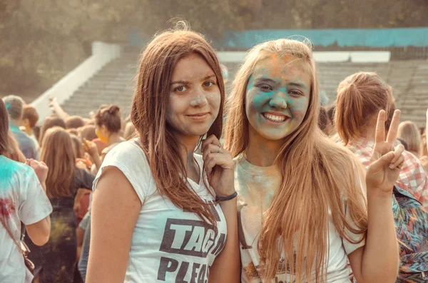 PENZA, RÚSSIA - SETEMBRO 6, 2015: Pessoas felizes durante o festival de cores Holi na Rússia — Fotografia de Stock