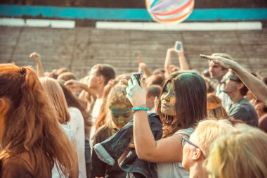Penza, Rusya - 6 Eylül 2015: boya Holi Festivali Rusya üzerinde örtülü insanlar