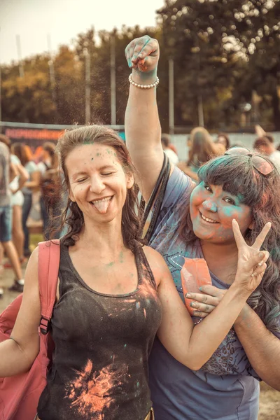 Penza, russland - 6. september 2015: junge leute auf holi-festival mit farbe beschmiert — Stockfoto
