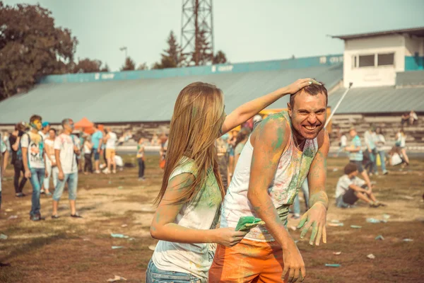 PENZA, RÚSSIA - SETEMBRO 6, 2015: Pessoas cobertas de tinta no festival Holi na Rússia — Fotografia de Stock