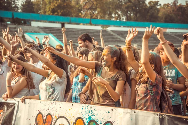 Penza, Federacja Rosyjska - 6 września 2015: Ludzie na święto kolory Holi w Rosji — Zdjęcie stockowe