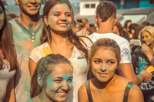 PENZA, RÚSSIA - SETEMBRO 6, 2015: Jovens em festival de cores Holi na Rússia — Fotografia de Stock