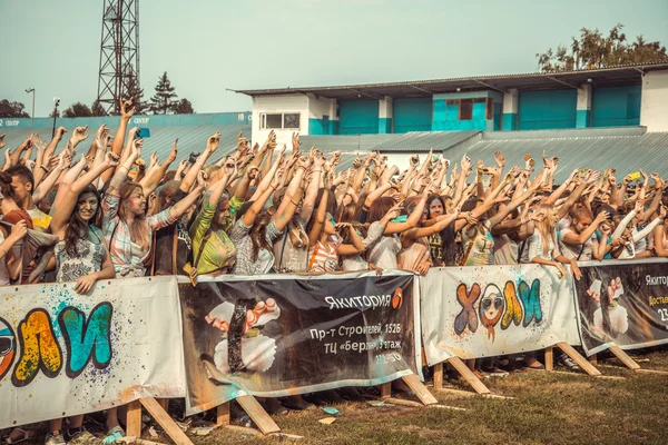 PENZA, RÚSSIA - SETEMBRO 6, 2015: Jovens desfrutando do colorido festival Holi — Fotografia de Stock