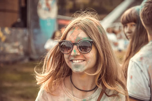 PENZA, RÚSSIA - SETEMBRO 6, 2015: Celebrantes dançando durante o festival Holi cor na Rússia — Fotografia de Stock