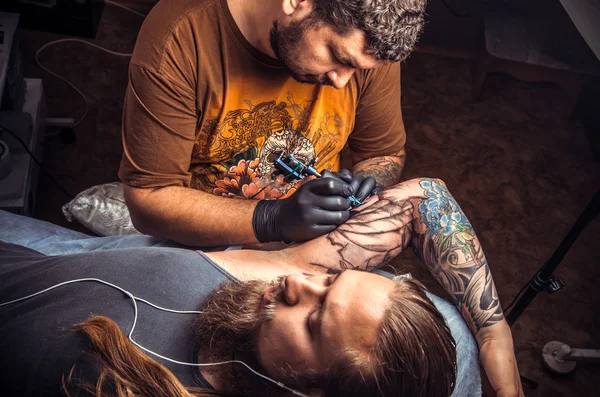 Професійний художник татуювання створює татуювання в салоні тату — стокове фото