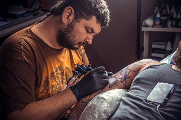 Professionell tatuerare gör tatuering i tattoo studio — Stockfoto