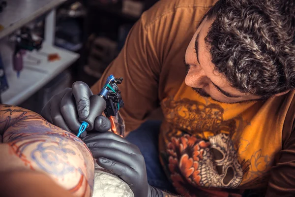 Tetováló művész teszi tattoo tetováló Studió — Stock Fotó