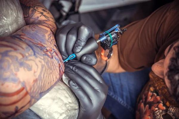 Tatuagem profissional no trabalho em sala de tatuagem — Fotografia de Stock