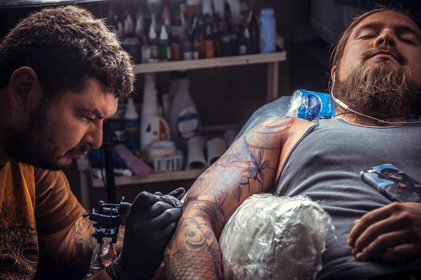 Dövme sanatçısı dövme yapar — Stok fotoğraf