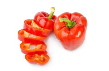 taze kırmızı dolmalık biber (capsicum) ve kesiği beyaz bir arka plan üzerinde