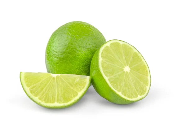 Beyaz arka plan üzerinde izole dilimlenmiş taze limon meyve