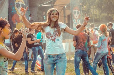 Penza, Rusya - 6 Eylül 2015: Holi Festival sırasında renk dans kutlama