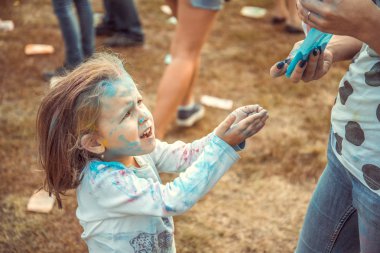 Penza, Rusya - 6 Eylül 2015: renkli Holi festival zevk gençler