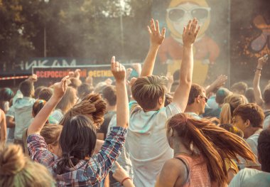 Penza, Rusya - 6 Eylül 2015: renkli Holi festival zevk gençler