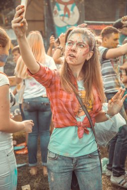 Penza, Rusya - 6 Eylül 2015: İnsanlar Holi Festivali Rusya renkleri kutladı