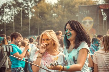 Penza, Rusya - 6 Eylül 2015: İnsanlar renk Rusya'da Holi Festivali