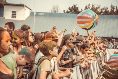 Penza, Rusya - 6 Eylül 2015: Lathmar bayram. Gençler Holi Festivali Rusya renkleri kutladı