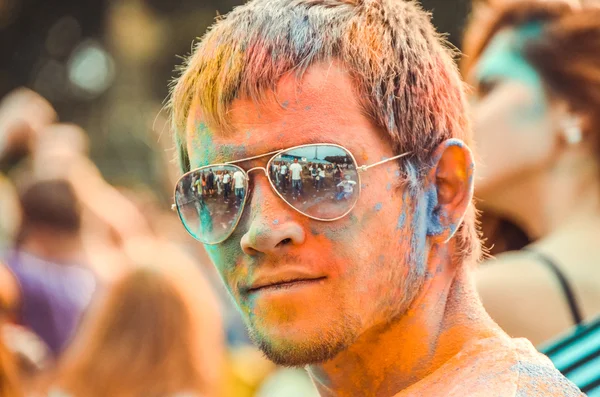 PENZA, RÚSSIA - SETEMBRO 6, 2015: Festa colorida na Rússia. Os jovens celebraram Holi festival de cores na Rússia — Fotografia de Stock