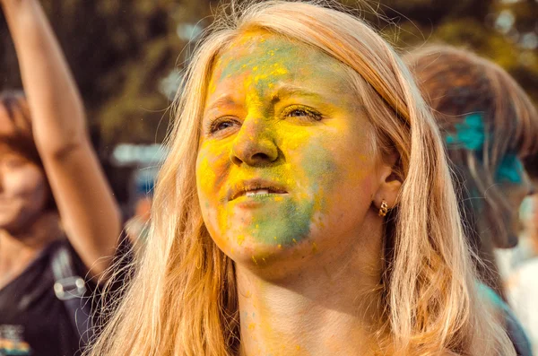 PENZA, RÚSSIA - SETEMBRO 6, 2015: Jovens desfrutando do colorido festival Holi na Rússia — Fotografia de Stock