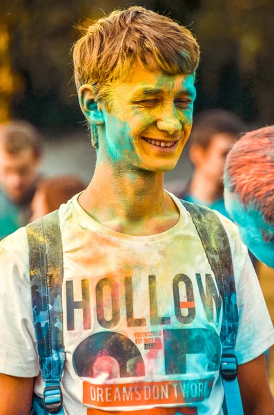 PENZA, RUSIA - 6 DE SEPTIEMBRE DE 2015: Fiesta de las pinturas Holi. La gente celebraba el festival Holi de colores en Rusia —  Fotos de Stock